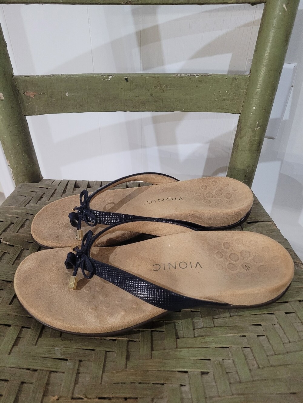 Vionic Bella II Navy Embossed Bow Thong Sandals with Gold Accents Size 8 - Picture 3 of 7